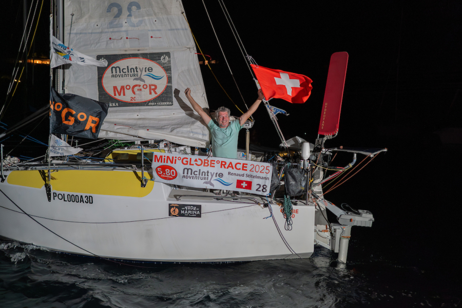 Renaud et CAPUCINETTE franchissant la ligne d'arrivée à Falmouth Harbour, à Antigua, le 8 mars 2026, après avoir remporté toutes les étapes du MGR 2025-2026. Crédit : Rob Havill / MGR